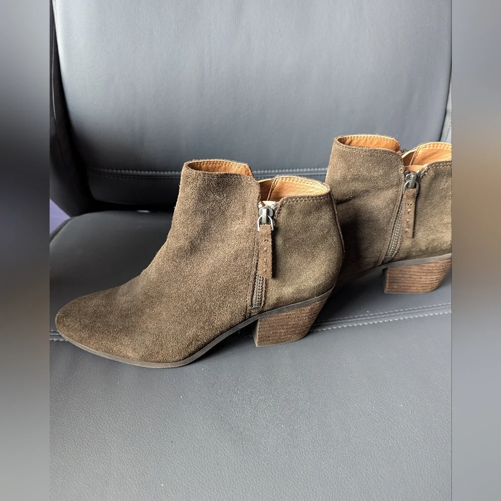 Frye Women's Suede Ankle Booties in Olive Brown. Size 7M. Excellent Condition.